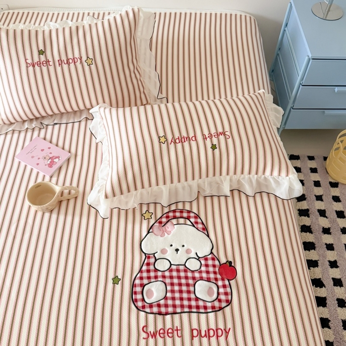 91家纺网 家纺一手货源 找家纺 吾欢心 2026新款卡通绣花高克重乙纶PE凉席席子三件套床裙款 口袋小狗