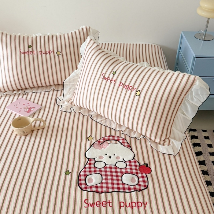 91家纺网 家纺一手货源 找家纺 吾欢心 2026新款卡通绣花高克重乙纶PE凉席席子三件套床裙款 口袋小狗