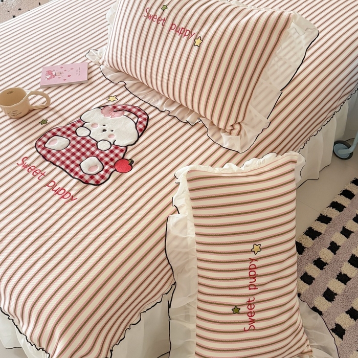 91家纺网 家纺一手货源 找家纺 吾欢心 2026新款卡通绣花高克重乙纶PE凉席席子三件套床裙款 口袋小狗