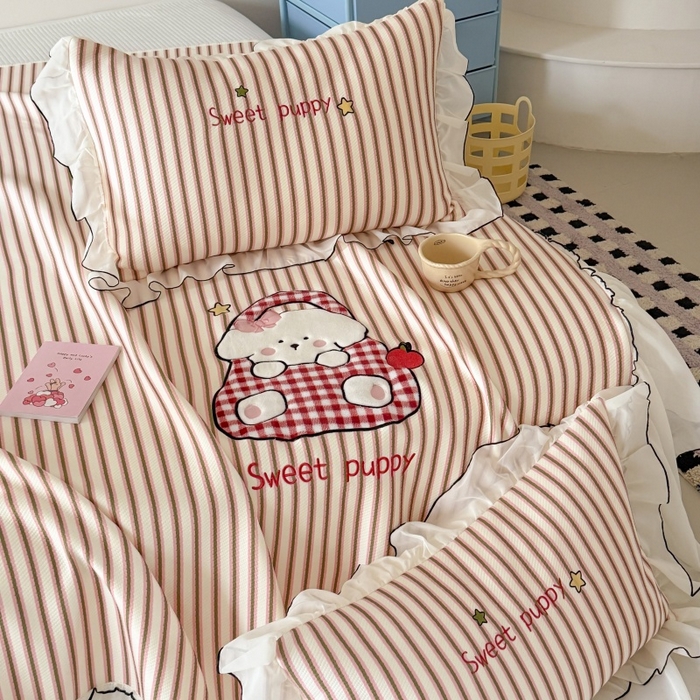 91家纺网 家纺一手货源 找家纺 吾欢心 2026新款卡通绣花高克重乙纶PE凉席席子三件套床裙款 口袋小狗