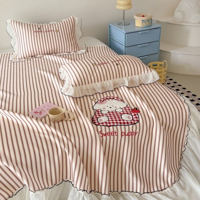 91家纺网 家纺一手货源 找家纺 吾欢心 2026新款卡通绣花高克重乙纶PE凉席席子三件套床裙款 口袋小狗