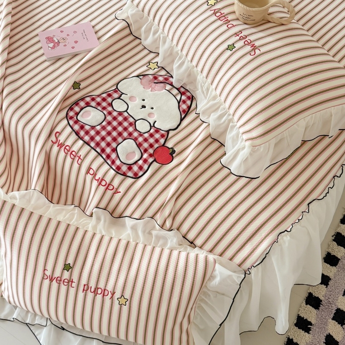 91家纺网 家纺一手货源 找家纺 吾欢心 2026新款卡通绣花高克重乙纶PE凉席席子三件套床裙款 口袋小狗