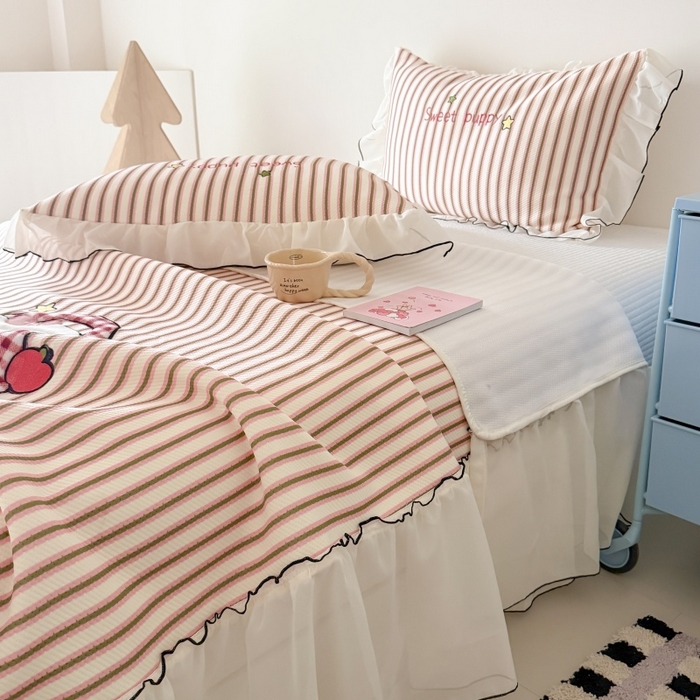 91家纺网 家纺一手货源 找家纺 吾欢心 2026新款卡通绣花高克重乙纶PE凉席席子三件套床裙款 口袋小狗