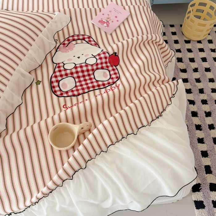 91家纺网 家纺一手货源 找家纺 吾欢心 2026新款卡通绣花高克重乙纶PE凉席席子三件套床裙款 口袋小狗