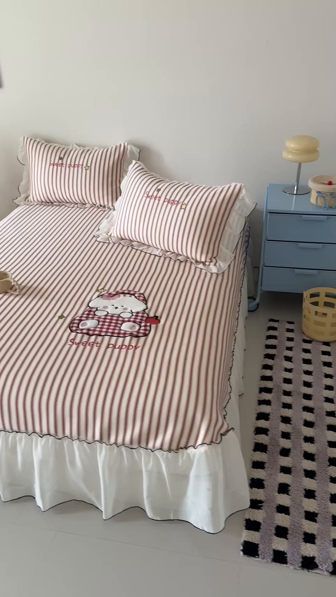 91家纺网 家纺一手货源 找家纺 吾欢心 2026新款卡通绣花高克重乙纶PE凉席席子三件套床裙款 口袋小狗