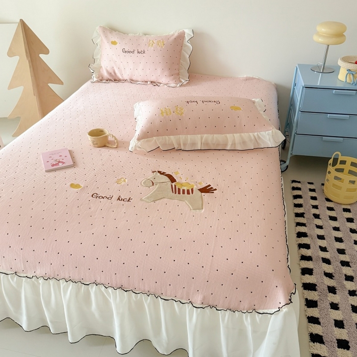 91家纺网 家纺一手货源 找家纺 吾欢心 2026新款卡通绣花高克重乙纶PE凉席席子三件套床裙款 马上发财