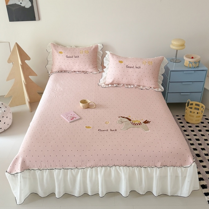 91家纺网 家纺一手货源 找家纺 吾欢心 2026新款卡通绣花高克重乙纶PE凉席席子三件套床裙款 马上发财