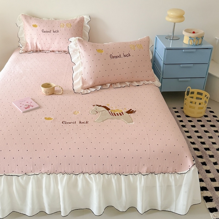 91家纺网 家纺一手货源 找家纺 吾欢心 2026新款卡通绣花高克重乙纶PE凉席席子三件套床裙款 马上发财