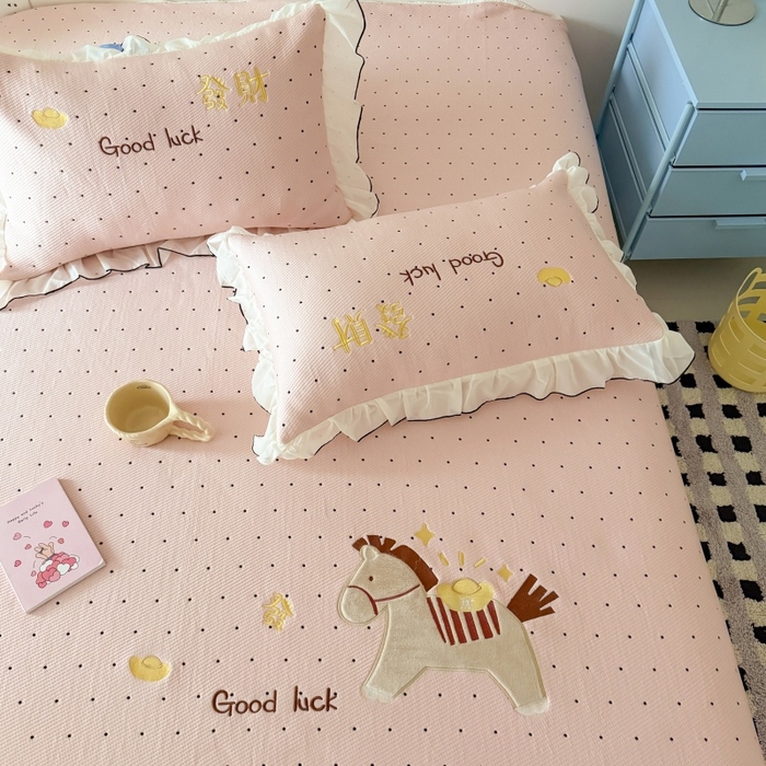 91家纺网 家纺一手货源 找家纺 吾欢心 2026新款卡通绣花高克重乙纶PE凉席席子三件套床裙款 马上发财