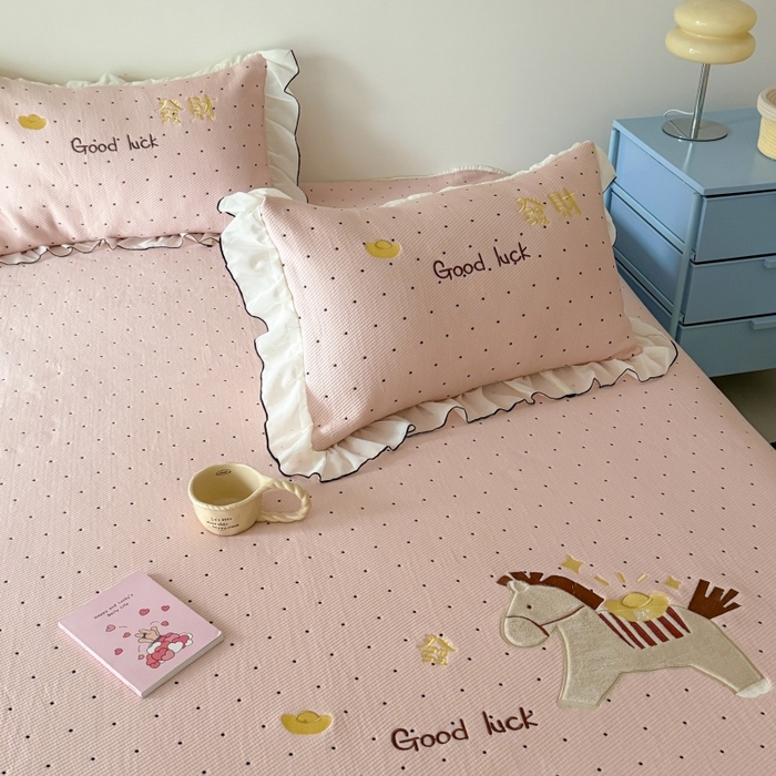 91家纺网 家纺一手货源 找家纺 吾欢心 2026新款卡通绣花高克重乙纶PE凉席席子三件套床裙款 马上发财