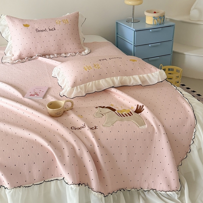 91家纺网 家纺一手货源 找家纺 吾欢心 2026新款卡通绣花高克重乙纶PE凉席席子三件套床裙款 马上发财