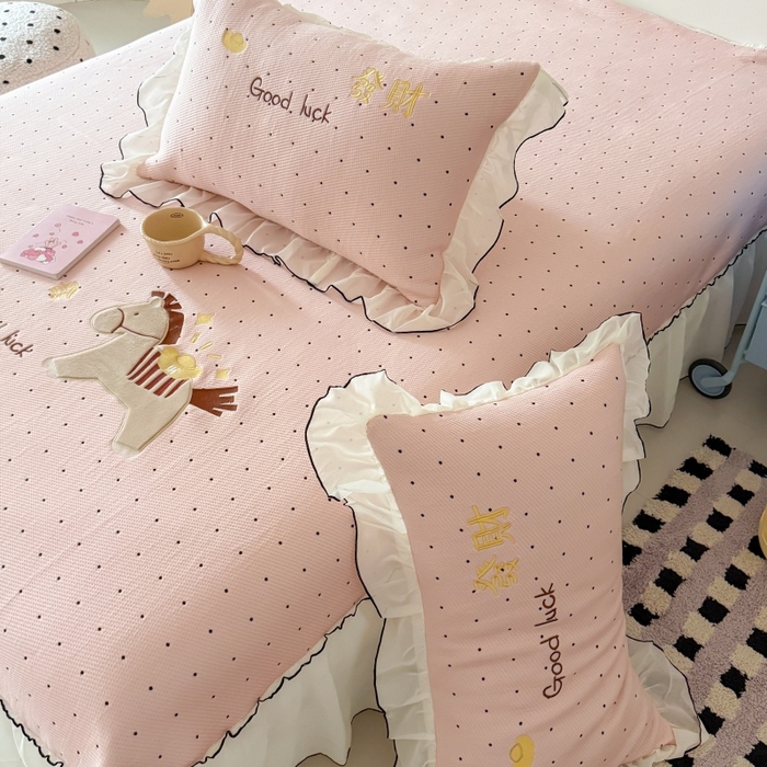 91家纺网 家纺一手货源 找家纺 吾欢心 2026新款卡通绣花高克重乙纶PE凉席席子三件套床裙款 马上发财