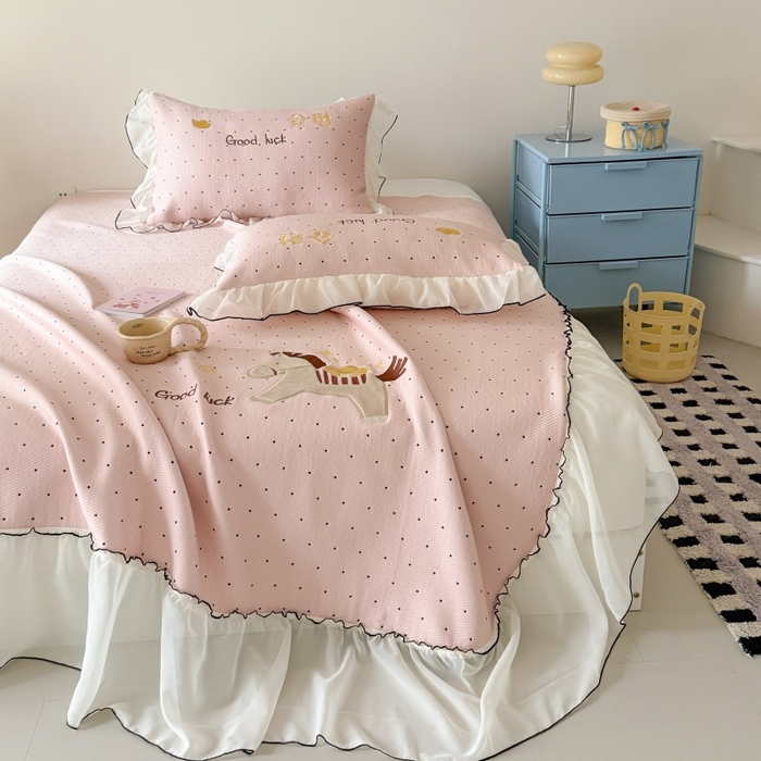 91家纺网 家纺一手货源 找家纺 吾欢心 2026新款卡通绣花高克重乙纶PE凉席席子三件套床裙款 马上发财