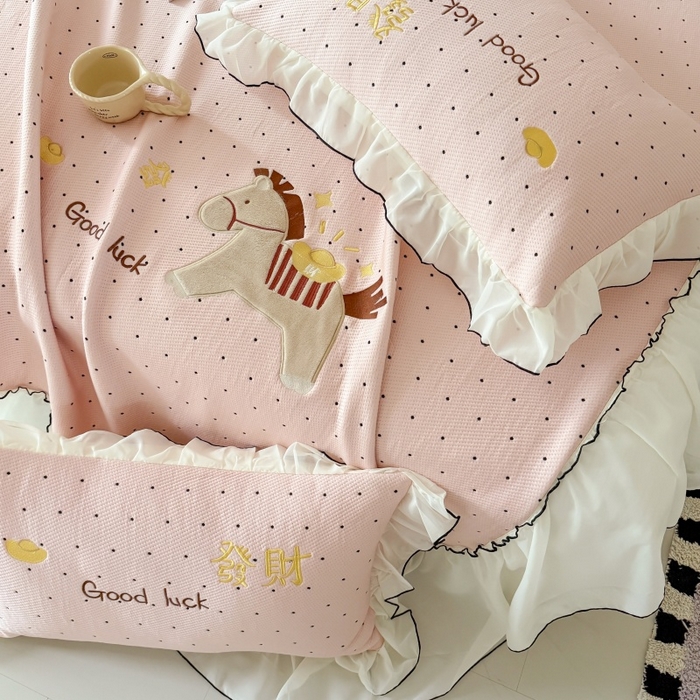 91家纺网 家纺一手货源 找家纺 吾欢心 2026新款卡通绣花高克重乙纶PE凉席席子三件套床裙款 马上发财