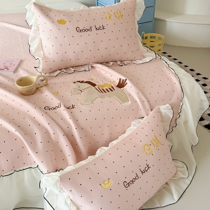 91家纺网 家纺一手货源 找家纺 吾欢心 2026新款卡通绣花高克重乙纶PE凉席席子三件套床裙款 马上发财