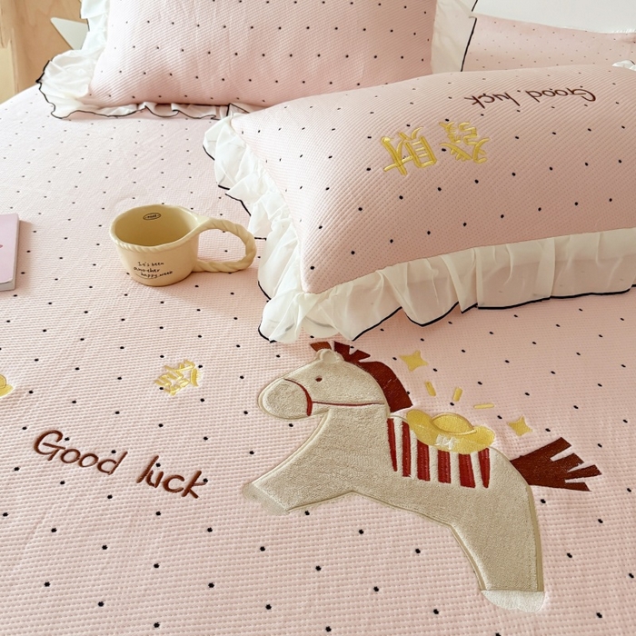 91家纺网 家纺一手货源 找家纺 吾欢心 2026新款卡通绣花高克重乙纶PE凉席席子三件套床裙款 马上发财