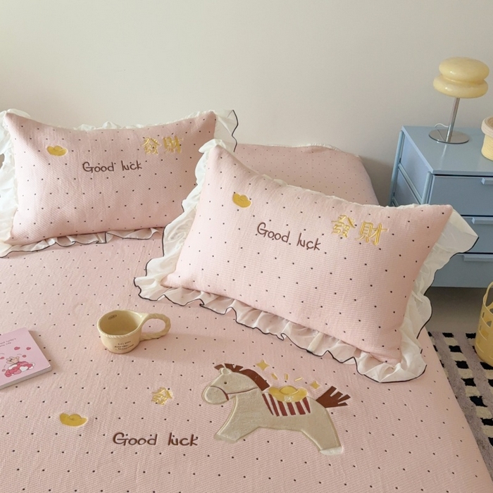 91家纺网 家纺一手货源 找家纺 吾欢心 2026新款卡通绣花高克重乙纶PE凉席席子三件套床裙款 马上发财