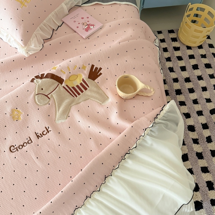 91家纺网 家纺一手货源 找家纺 吾欢心 2026新款卡通绣花高克重乙纶PE凉席席子三件套床裙款 马上发财