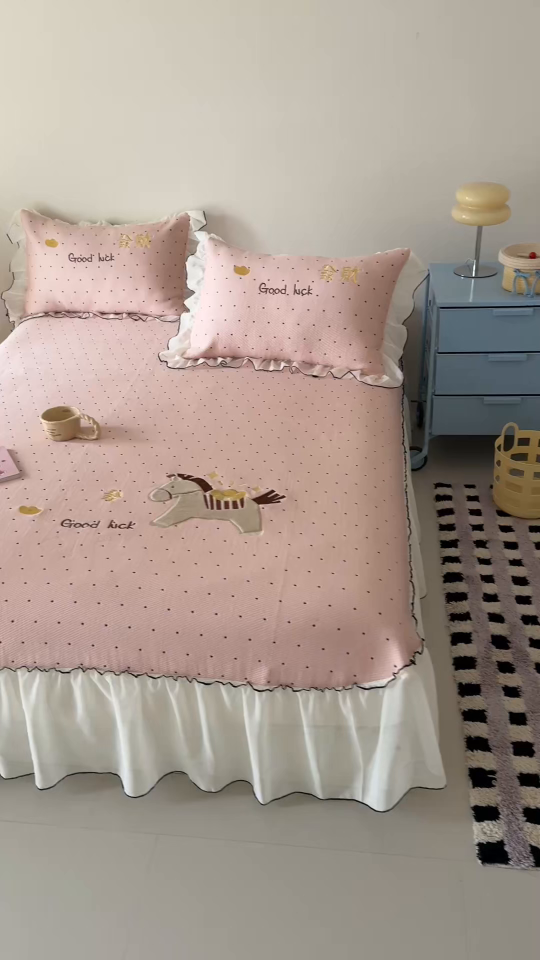 91家纺网 家纺一手货源 找家纺 吾欢心 2026新款卡通绣花高克重乙纶PE凉席席子三件套床裙款 马上发财