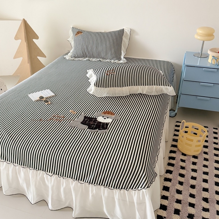 91家纺网 家纺一手货源 找家纺 吾欢心 2026新款卡通绣花高克重乙纶PE凉席席子三件套床裙款 绅士小狗