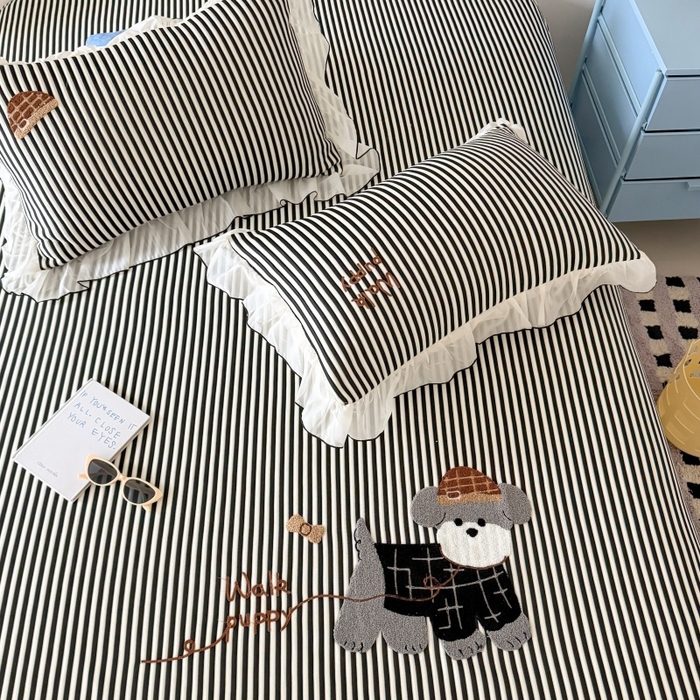 91家纺网 家纺一手货源 找家纺 吾欢心 2026新款卡通绣花高克重乙纶PE凉席席子三件套床裙款 绅士小狗