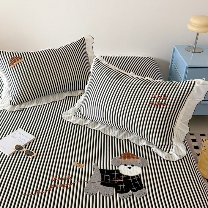 91家纺网 家纺一手货源 找家纺 吾欢心 2026新款卡通绣花高克重乙纶PE凉席席子三件套床裙款 绅士小狗