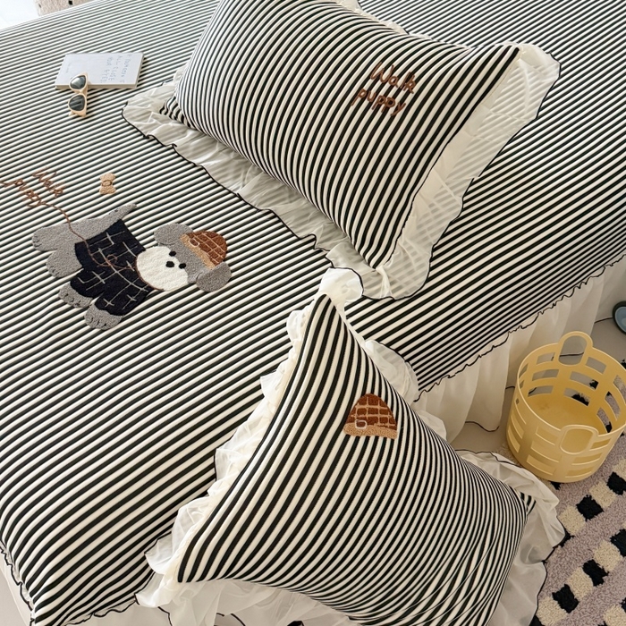 91家纺网 家纺一手货源 找家纺 吾欢心 2026新款卡通绣花高克重乙纶PE凉席席子三件套床裙款 绅士小狗