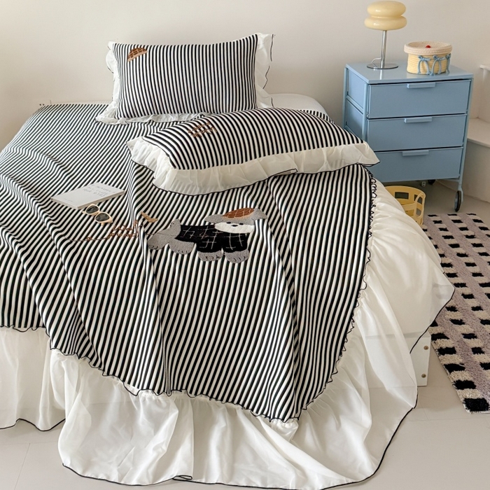 91家纺网 家纺一手货源 找家纺 吾欢心 2026新款卡通绣花高克重乙纶PE凉席席子三件套床裙款 绅士小狗