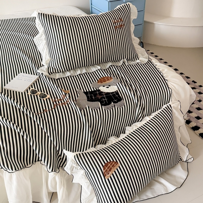 91家纺网 家纺一手货源 找家纺 吾欢心 2026新款卡通绣花高克重乙纶PE凉席席子三件套床裙款 绅士小狗