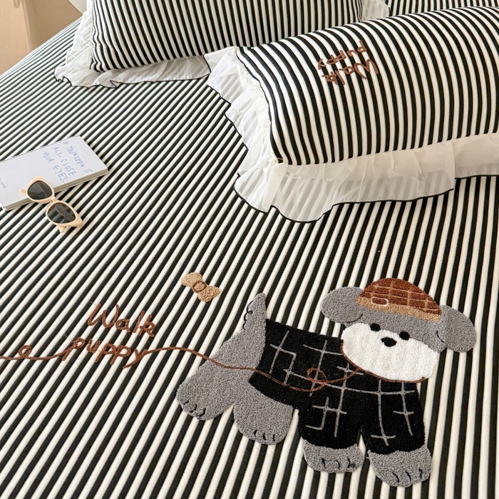 91家纺网 家纺一手货源 找家纺 吾欢心 2026新款卡通绣花高克重乙纶PE凉席席子三件套床裙款 绅士小狗