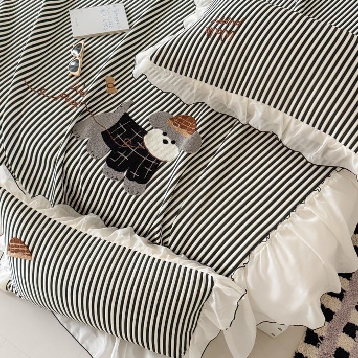 91家纺网 家纺一手货源 找家纺 吾欢心 2026新款卡通绣花高克重乙纶PE凉席席子三件套床裙款 绅士小狗