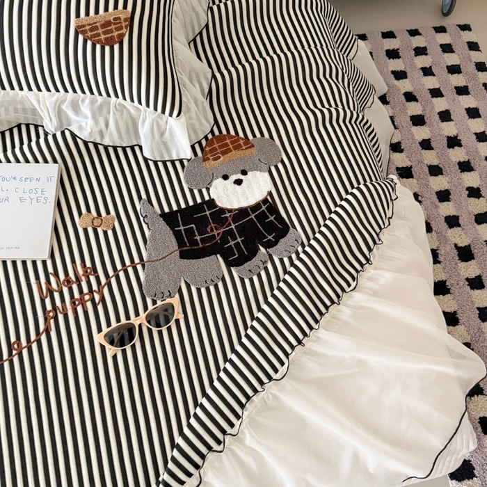 91家纺网 家纺一手货源 找家纺 吾欢心 2026新款卡通绣花高克重乙纶PE凉席席子三件套床裙款 绅士小狗