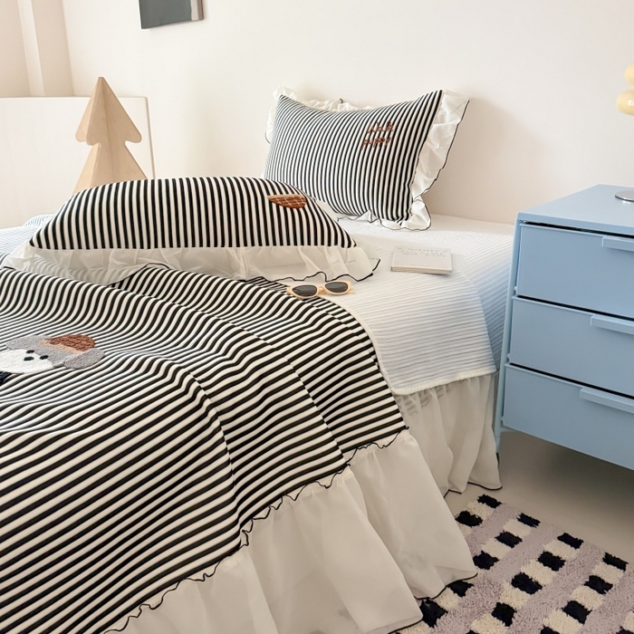 91家纺网 家纺一手货源 找家纺 吾欢心 2026新款卡通绣花高克重乙纶PE凉席席子三件套床裙款 绅士小狗