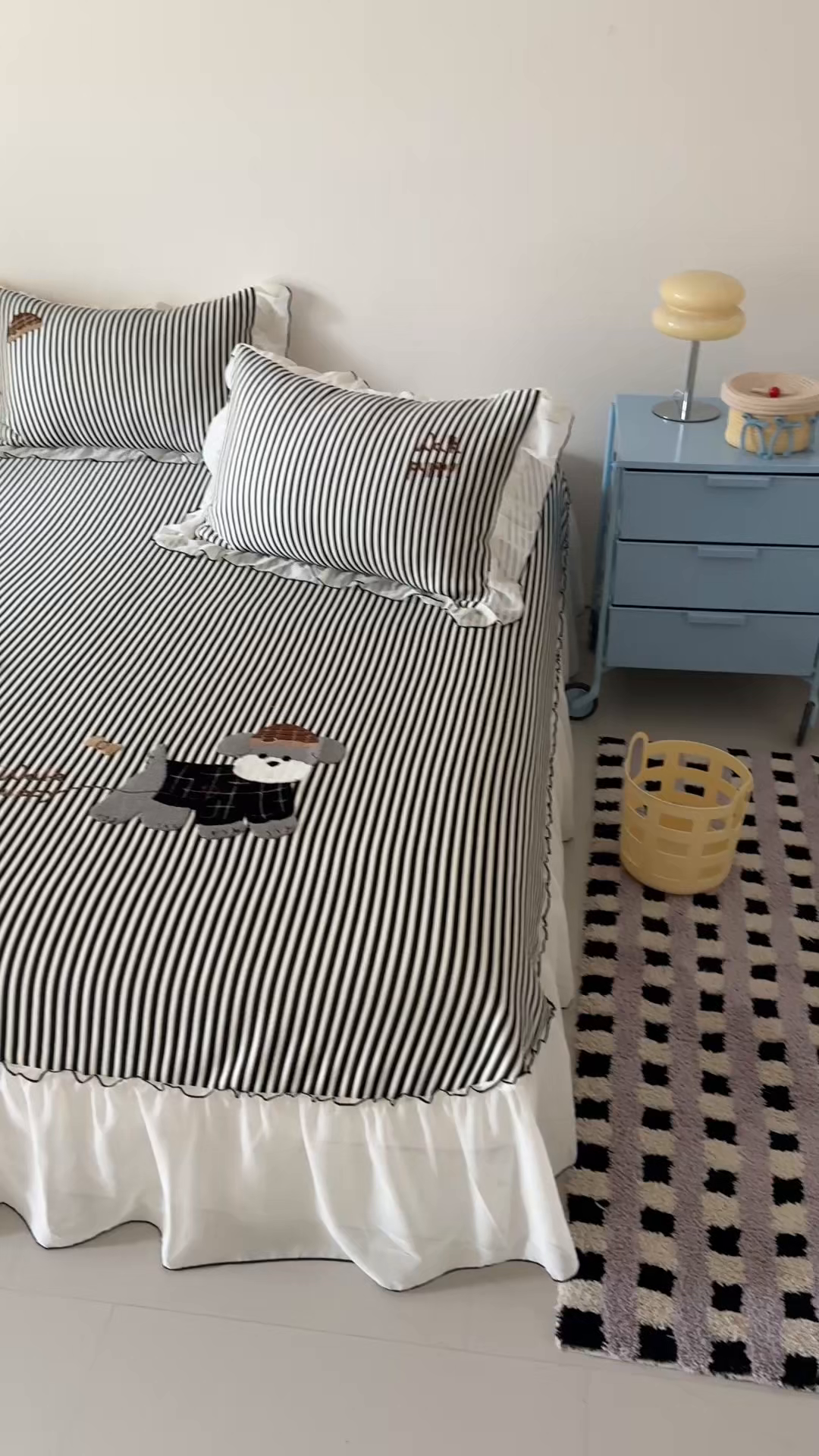 91家纺网 家纺一手货源 找家纺 吾欢心 2026新款卡通绣花高克重乙纶PE凉席席子三件套床裙款 绅士小狗