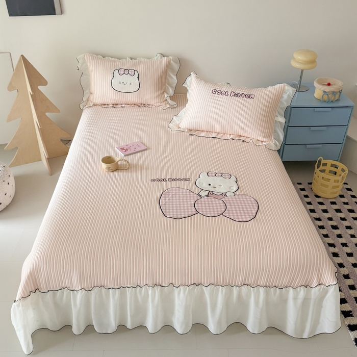 91家纺网 家纺一手货源 找家纺 吾欢心 2026新款卡通绣花高克重乙纶PE凉席席子三件套床裙款 甜心喵酱