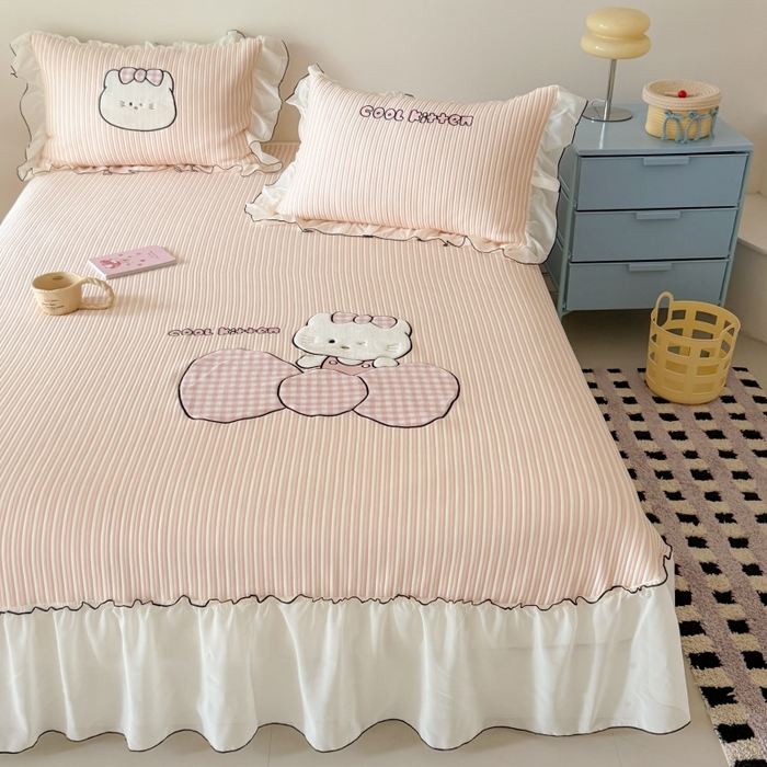 91家纺网 家纺一手货源 找家纺 吾欢心 2026新款卡通绣花高克重乙纶PE凉席席子三件套床裙款 甜心喵酱