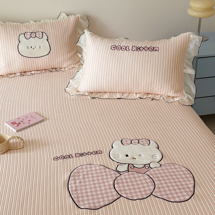 91家纺网 家纺一手货源 找家纺 吾欢心 2026新款卡通绣花高克重乙纶PE凉席席子三件套床裙款 甜心喵酱