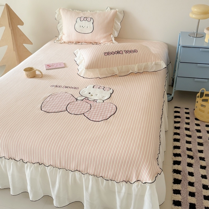 91家纺网 家纺一手货源 找家纺 吾欢心 2026新款卡通绣花高克重乙纶PE凉席席子三件套床裙款 甜心喵酱