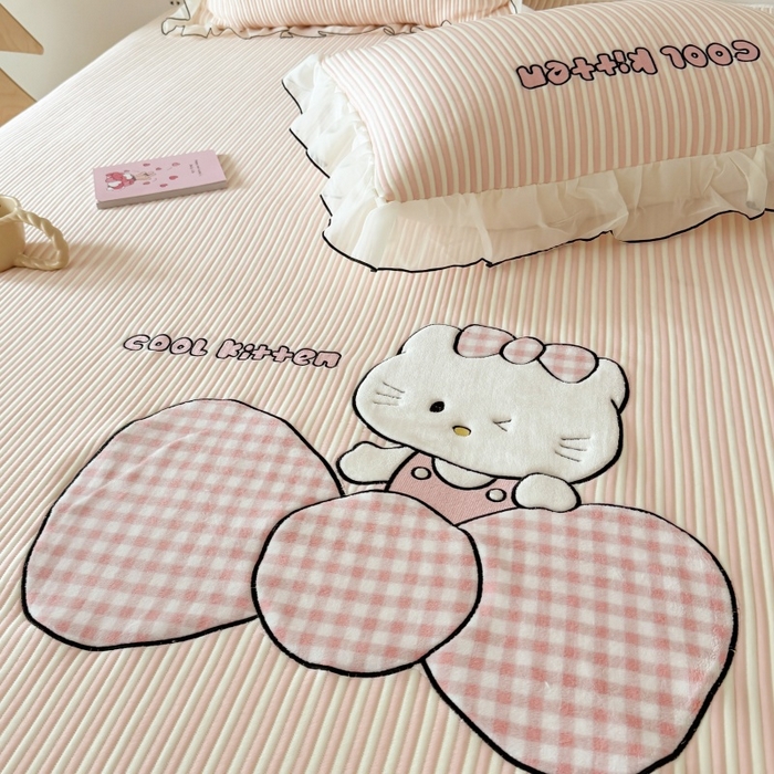 91家纺网 家纺一手货源 找家纺 吾欢心 2026新款卡通绣花高克重乙纶PE凉席席子三件套床裙款 甜心喵酱