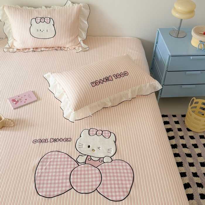 91家纺网 家纺一手货源 找家纺 吾欢心 2026新款卡通绣花高克重乙纶PE凉席席子三件套床裙款 甜心喵酱