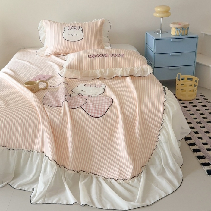 91家纺网 家纺一手货源 找家纺 吾欢心 2026新款卡通绣花高克重乙纶PE凉席席子三件套床裙款 甜心喵酱