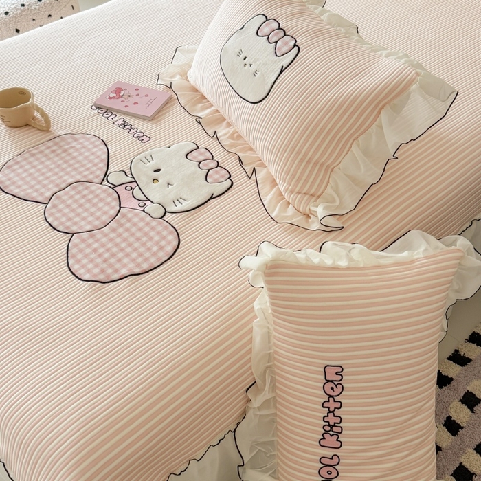 91家纺网 家纺一手货源 找家纺 吾欢心 2026新款卡通绣花高克重乙纶PE凉席席子三件套床裙款 甜心喵酱