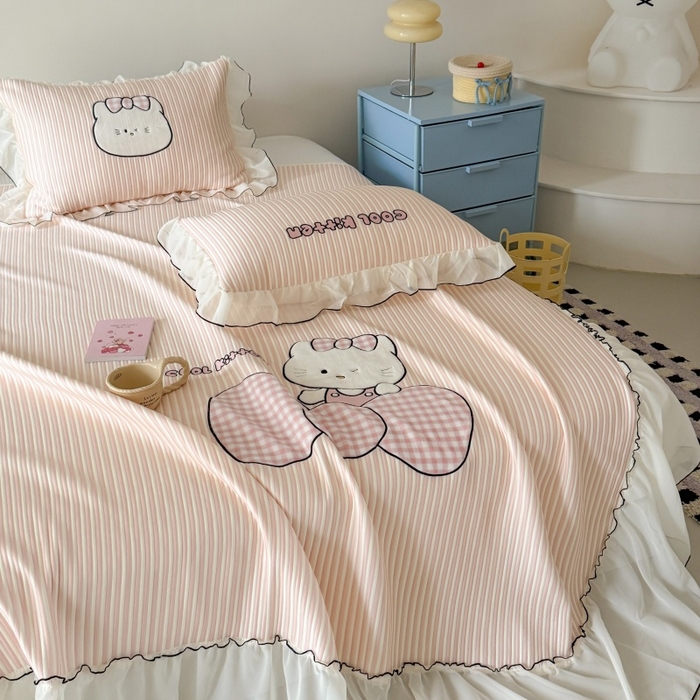 91家纺网 家纺一手货源 找家纺 吾欢心 2026新款卡通绣花高克重乙纶PE凉席席子三件套床裙款 甜心喵酱