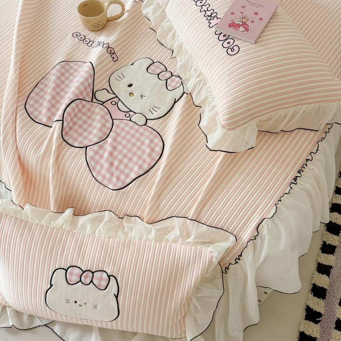 91家纺网 家纺一手货源 找家纺 吾欢心 2026新款卡通绣花高克重乙纶PE凉席席子三件套床裙款 甜心喵酱