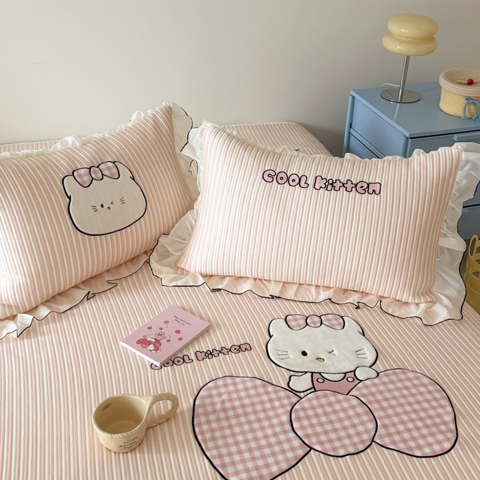 91家纺网 家纺一手货源 找家纺 吾欢心 2026新款卡通绣花高克重乙纶PE凉席席子三件套床裙款 甜心喵酱