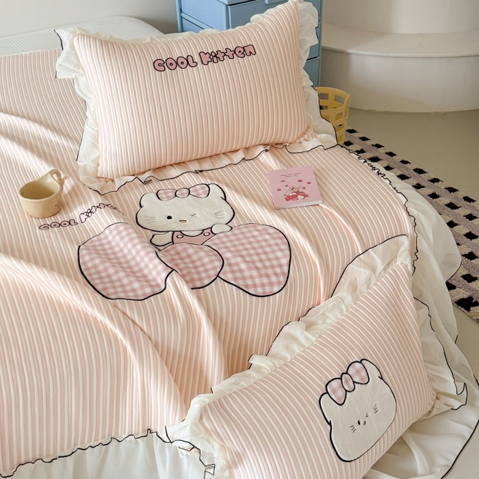 91家纺网 家纺一手货源 找家纺 吾欢心 2026新款卡通绣花高克重乙纶PE凉席席子三件套床裙款 甜心喵酱