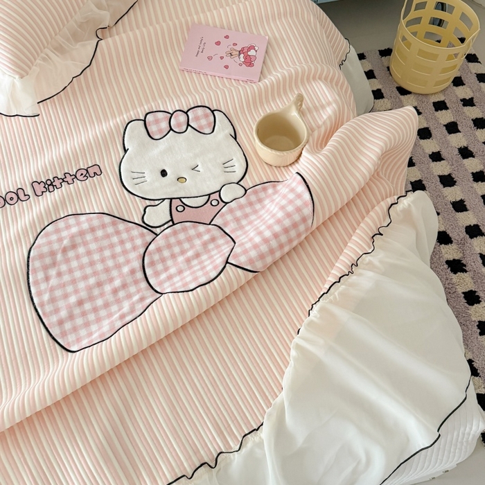 91家纺网 家纺一手货源 找家纺 吾欢心 2026新款卡通绣花高克重乙纶PE凉席席子三件套床裙款 甜心喵酱