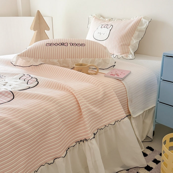 91家纺网 家纺一手货源 找家纺 吾欢心 2026新款卡通绣花高克重乙纶PE凉席席子三件套床裙款 甜心喵酱