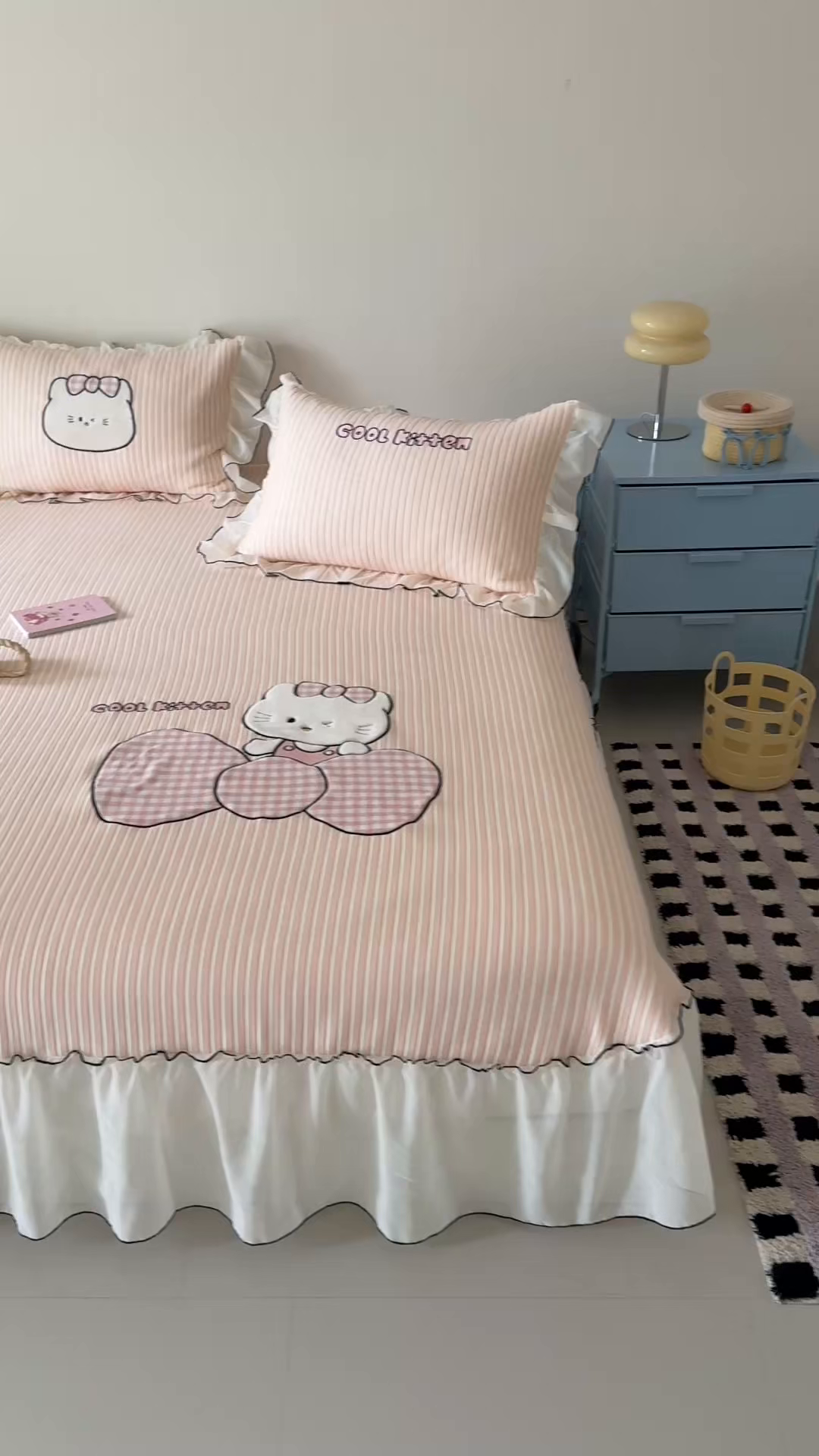 91家纺网 家纺一手货源 找家纺 吾欢心 2026新款卡通绣花高克重乙纶PE凉席席子三件套床裙款 甜心喵酱