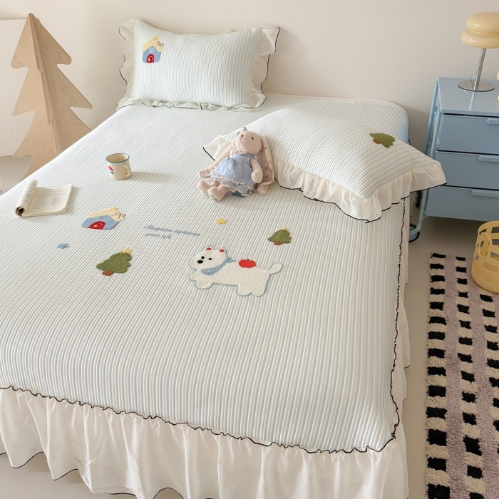 91家纺网 家纺一手货源 找家纺 吾欢心 2026新款卡通绣花高克重乙纶PE凉席席子三件套床裙款 童趣时光